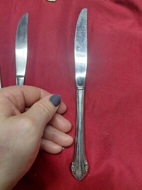 vintage Oneida Bancroft (also known as Fortune) pattern dinner knife.